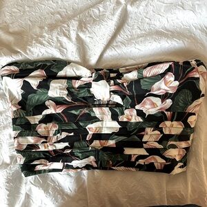 Floral tube top with bow and open key hole in the front with a stretchy back